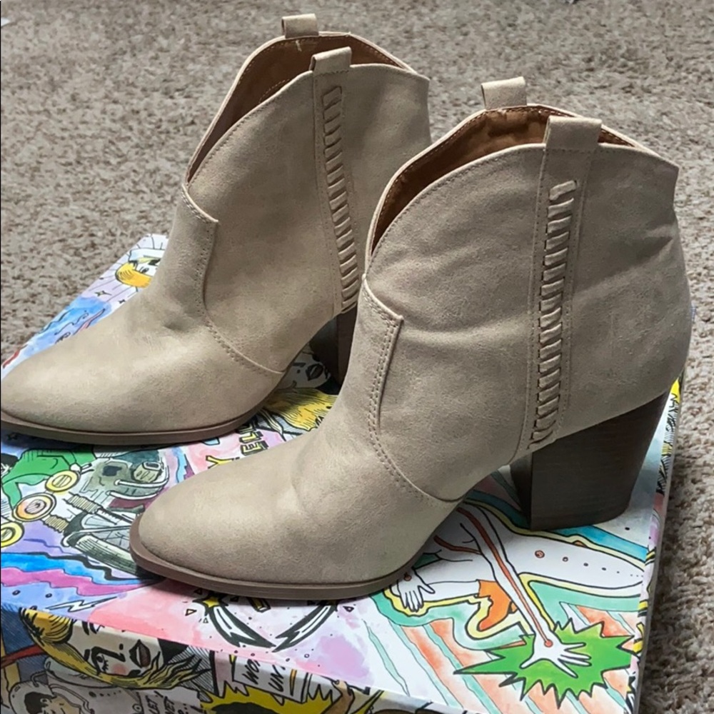 Qupid Western Style Booties Size 7.5